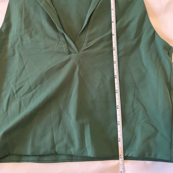 Aritzia Babaton Kelly Green Contour Polo Tank Medium - Picture 6 of 6